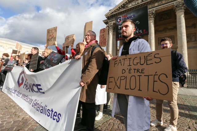 5/9. Internes et étudiants en médecine manifestent devant le Panthéon. © Michel Stoupak. Jeu 17.11.2022, 15h02m59.