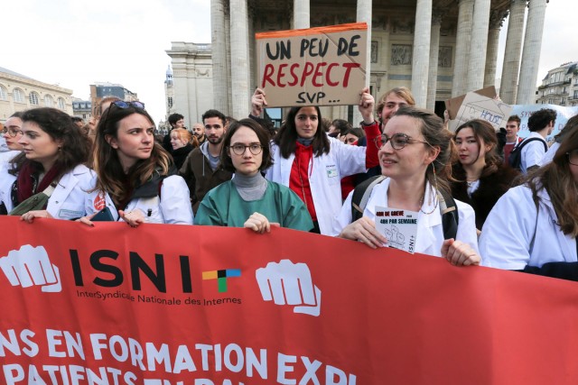 6/9. Internes et étudiants en médecine manifestent devant le Panthéon. © Michel Stoupak. Jeu 17.11.2022, 15h10m03.