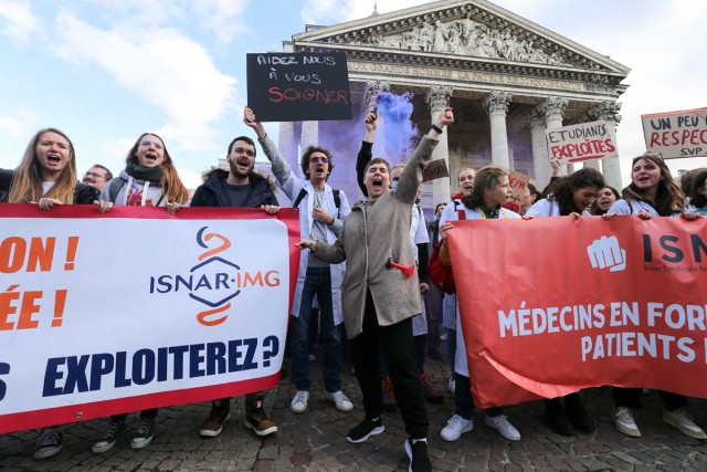 7/9. Internes et étudiants en médecine manifestent devant le Panthéon. © Michel Stoupak. Jeu 17.11.2022, 15h11m19.
