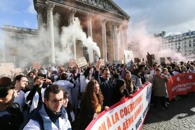 8/9. Internes et étudiants en médecine manifestent devant le Panthéon. © Michel Stoupak. Jeu 17.11.2022, 15h12m05.