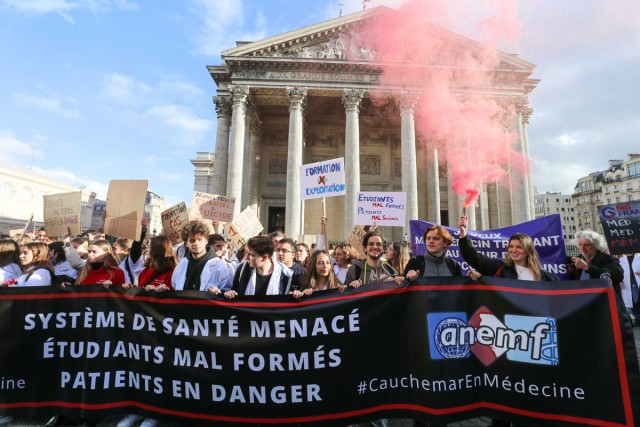 9/9. Internes et étudiants en médecine manifestent devant le Panthéon. © Michel Stoupak. Jeu 17.11.2022, 15h12m27.