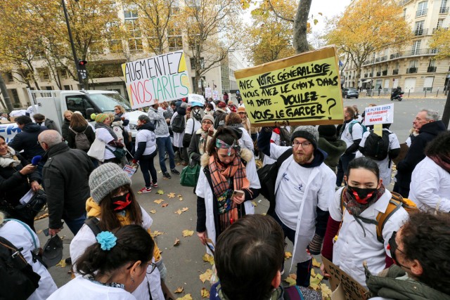 2/9. Manifestation devant le ministère de la Santé. © Michel Stoupak. Jeu 01.12.2022, 14h55m37.