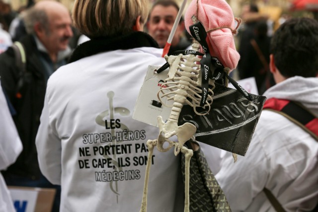 3/9. Manifestation devant le ministère de la Santé. © Michel Stoupak. Jeu 01.12.2022, 14h55m38.