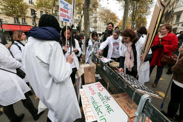 4/9. Manifestation devant le ministère de la Santé. © Michel Stoupak. Jeu 01.12.2022, 14h59m46.