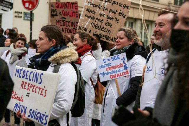 5/9. Manifestation devant le ministère de la Santé. © Michel Stoupak. Jeu 01.12.2022, 15h02m08.