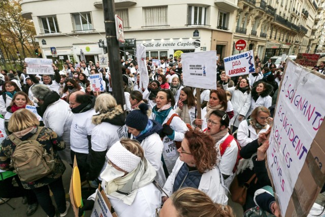 7/9. Manifestation devant le ministère de la Santé. © Michel Stoupak. Jeu 01.12.2022, 15h07m05.