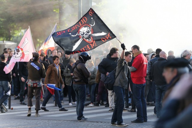 2/27. Violents affrontements en marge de la manif pour tous. © Michel Stoupak. Dim 26.05.2013, 20h14m15.