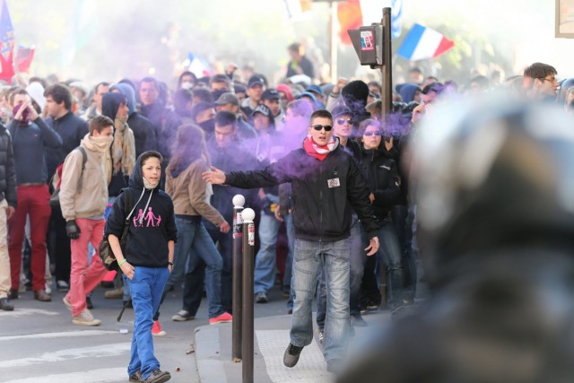 4/27. Violents affrontements en marge de la manif pour tous. © Michel Stoupak. Dim 26.05.2013, 20h16m14.