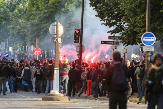 7/27. Violents affrontements en marge de la manif pour tous. © Michel Stoupak. Dim 26.05.2013, 20h38m23.