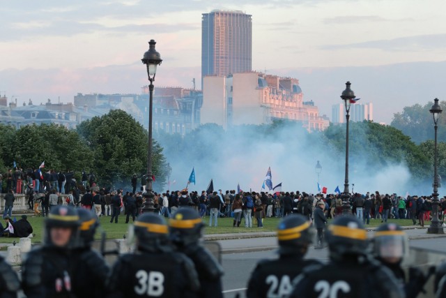 11/27. Violents affrontements en marge de la manif pour tous. © Michel Stoupak. Dim 26.05.2013, 21h26m24.