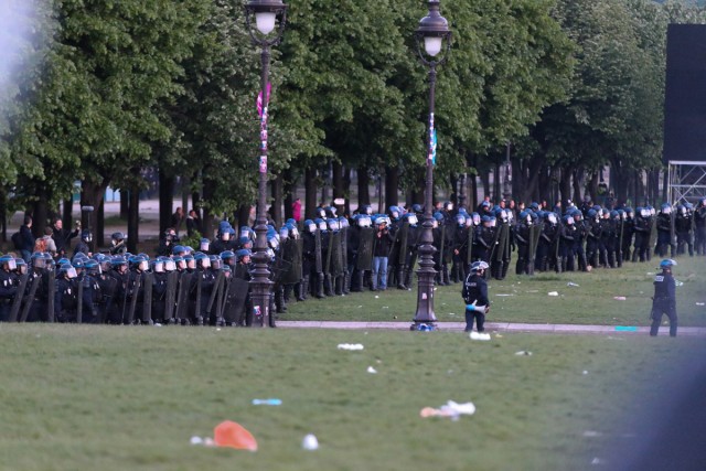 15/27. Violents affrontements en marge de la manif pour tous. © Michel Stoupak. Dim 26.05.2013, 21h46m29.