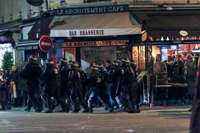 22/27. Violents affrontements en marge de la manif pour tous. © Michel Stoupak. Dim 26.05.2013, 23h10m33.