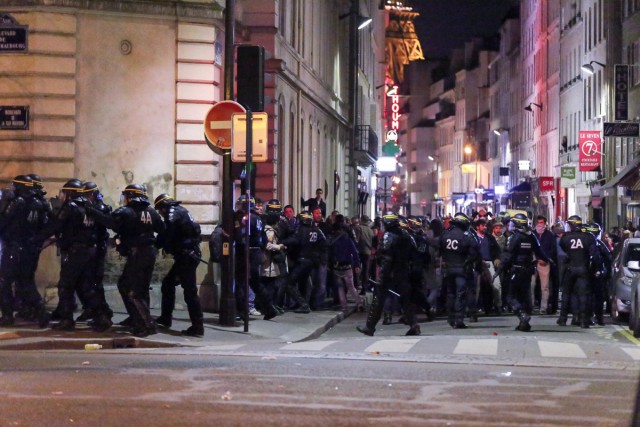 23/27. Violents affrontements en marge de la manif pour tous. © Michel Stoupak. Dim 26.05.2013, 23h10m44.