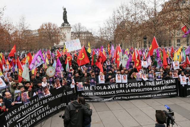 2/18. Des membres de la communauté kurde manifestent à Paris. © Michel Stoupak. Sam 24.12.2022, 12h59m42.