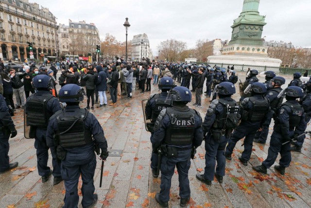 18/18. Manifestants et CRS place de la République à Pais. © Michel Stoupak. Sam 24.12.2022, 15h41m03.
