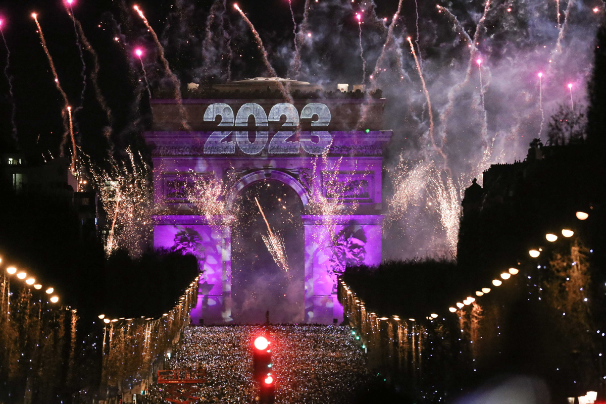 1/4. Feu d'artifice avec “2023” projeté sur l'Arc de Triomphe. © Michel Stoupak. Dim 01.01.2023, 00h06m18.