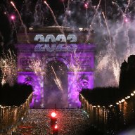 1/4. Feu d'artifice avec “2023” projeté sur l'Arc de Triomphe. © Michel Stoupak. Dim 01.01.2023, 00h06m18.