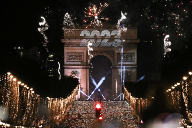 2/4. Feu d'artifice avec “2023” projeté sur l'Arc de Triomphe. © Michel Stoupak. Dim 01.01.2023, 00h01m29.