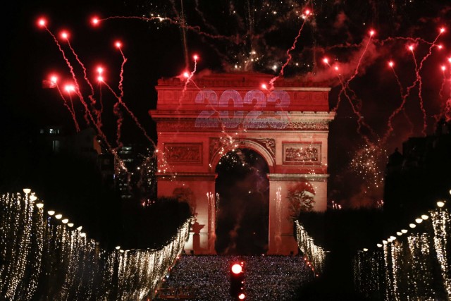 3/4. Feu d'artifice avec “2023” projeté sur l'Arc de Triomphe. © Michel Stoupak. Dim 01.01.2023, 00h04m26.