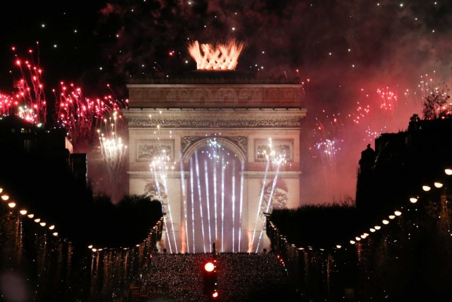 4/4. Feu d'artifice avec “2023” projeté sur l'Arc de Triomphe. © Michel Stoupak. Dim 01.01.2023, 00h08m14.
