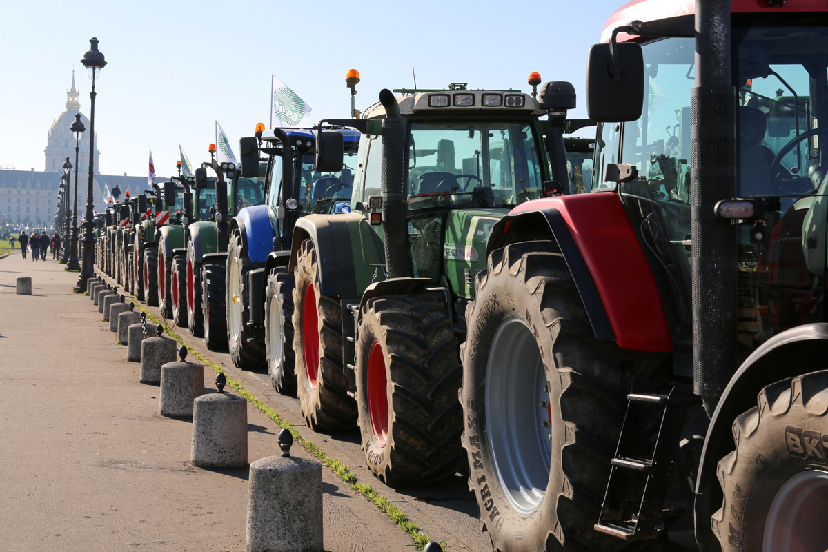 1/14. Des centaines de tracteurs stationnent sur l'esplanade des Invalides. © Michel Stoupak. Mer 08.02.2023, 11h39m06.