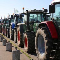 1/14. Des centaines de tracteurs stationnent sur l'esplanade des Invalides. © Michel Stoupak. Mer 08.02.2023, 11h39m06.