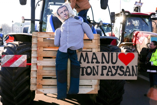 2/14. Mannequin représentant Emmanuel Macron avec une pancarte “Manu aime ton paysan”. © Michel Stoupak. Mer 08.02.2023, 10h35m19.
