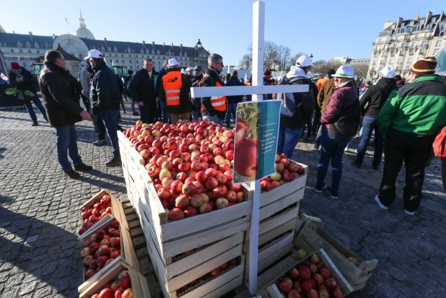 3/14. Pommes avec le texte “Macron veux-tu la fin de la Pomme Française ?”. © Michel Stoupak. Mer 08.02.2023, 10h43m06.