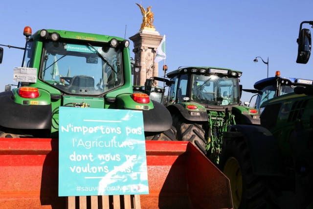10/14. “N'importons pas l'Agriculture dont nous ne voulons pas !”. © Michel Stoupak. Mer 08.02.2023, 11h37m34.