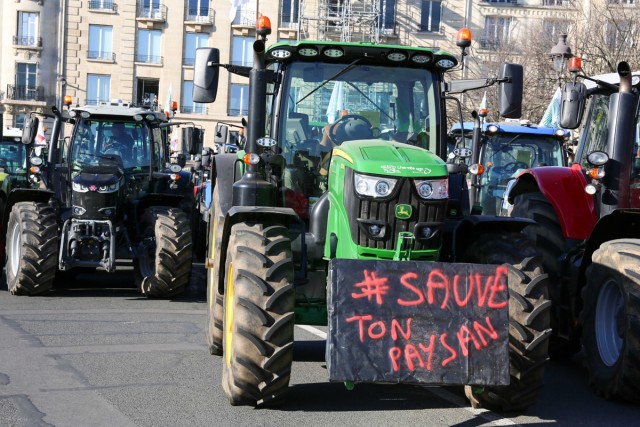 11/14. Des centaines de tracteurs stationnent sur l'esplanade des Invalides. © Michel Stoupak. Mer 08.02.2023, 11h48m02.