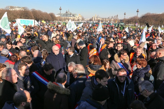 13/14. Manifestants avec drapeaux sur l'esplanade des Invalides. © Michel Stoupak. Mer 08.02.2023, 11h53m50.