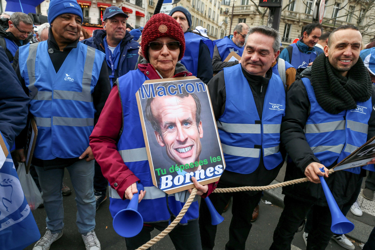 1/9. Une pancarte caricaturant Emmanuel Macron. © Michel Stoupak. Mar 07.03.2023, 14h02m22. TÊTE