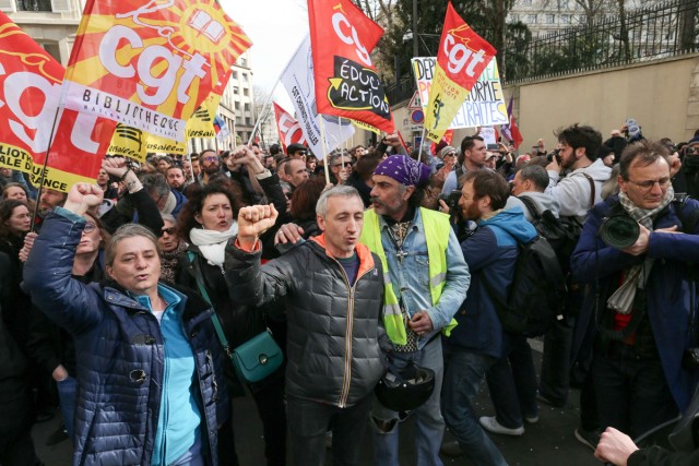 3/9. Les manifestants, devant l'Assemblée nationale. © Michel Stoupak. Jeu 16.03.2023, 14h45m11.