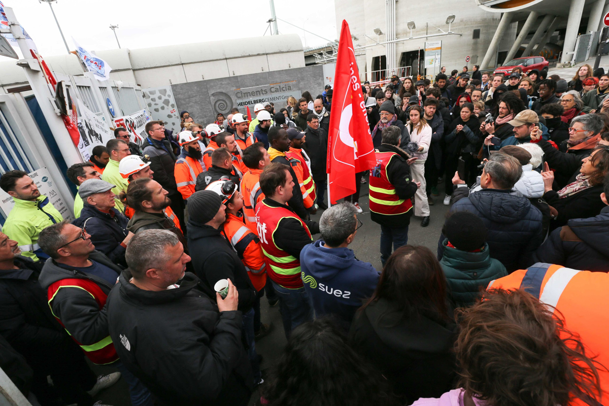 1/5. Des salariés et des étudiants bloquent une entrée de l'usine d'incinération. © Michel Stoupak. Ven 17.03.2023, 14h58m12.