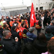 1/5. Des salariés et des étudiants bloquent une entrée de l'usine d'incinération. © Michel Stoupak. Ven 17.03.2023, 14h58m12.