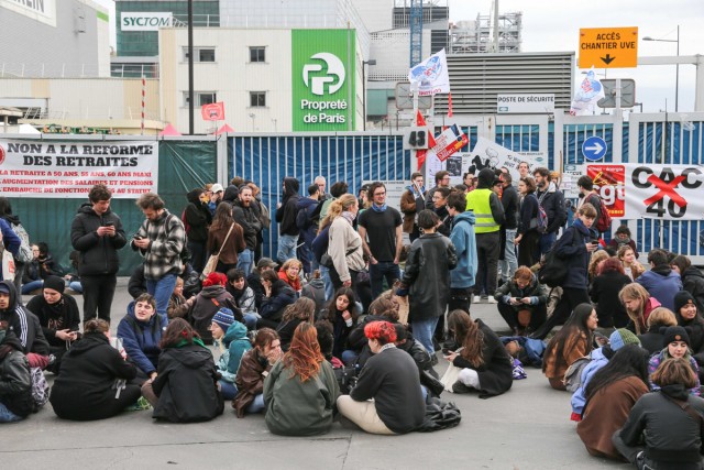 2/5. Des étudiants devant l'usine d'incinération d'ordures. © Michel Stoupak. Ven 17.03.2023, 14h31m11.