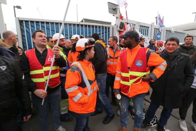 3/5. Des employés bloquent une entrée de l'une usine d'incinération. © Michel Stoupak. Ven 17.03.2023, 14h56m04.