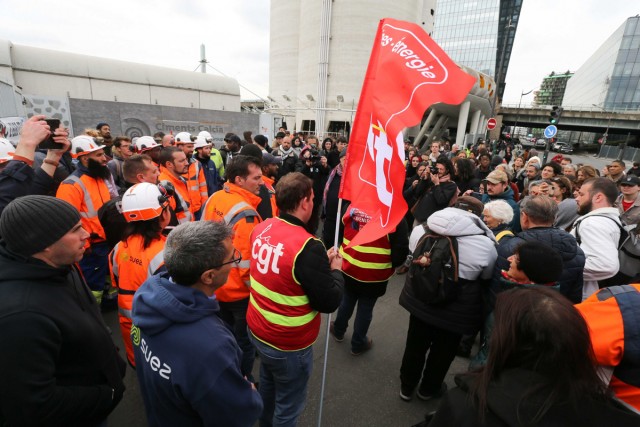4/5. Des salariés et des étudiants bloquent une entrée de l'usine d'incinération. © Michel Stoupak. Ven 17.03.2023, 14h57m43.