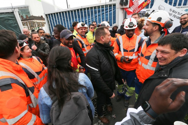 5/5. Des employés bloquent une entrée de l'une usine d'incinération. © Michel Stoupak. Ven 17.03.2023, 15h00m19.