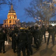 1/6. La police encercle des manifestants devant l'église des Invalides. © Michel Stoupak. Lun 20.03.2023, 19h25m36.