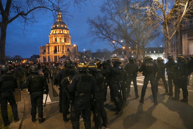 1/6. La police encercle des manifestants devant l'église des Invalides. © Michel Stoupak. Lun 20.03.2023, 19h25m36.