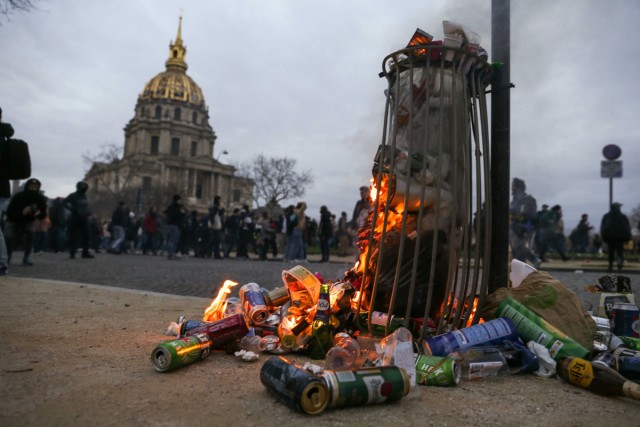 5/6. Des poubelles sont incendiées par des manifestants en colère. © Michel Stoupak. Lun 20.03.2023, 19h11m46.