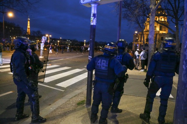 6/6. La police encercle des manifestants devant l'église des Invalides. © Michel Stoupak. Lun 20.03.2023, 19h30h33.