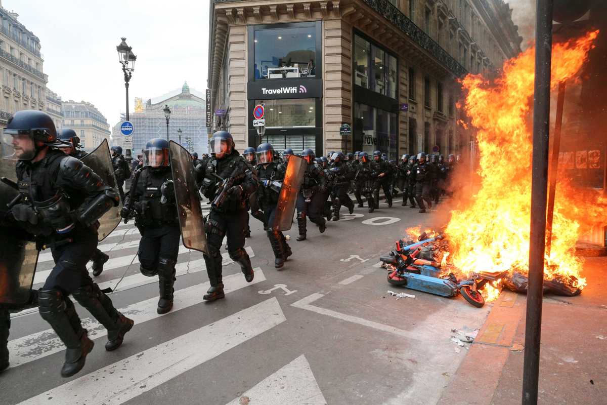 1/18. Des scooters électriques sont incendiés avenue de l'Opéra. © Michel Stoupak. Jeu 23.03.2023, 17h35m11.