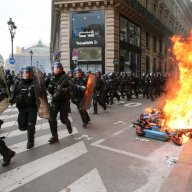 1/18. Des scooters électriques sont incendiés avenue de l'Opéra. © Michel Stoupak. Jeu 23.03.2023, 17h35m11.
