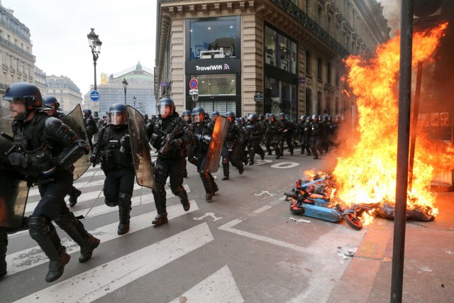 1/18. Des scooters électriques sont incendiés avenue de l'Opéra. © Michel Stoupak. Jeu 23.03.2023, 17h35m11.