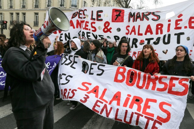 2/18. Des étudiants participent à la manifestation. © Michel Stoupak. Jeu 23.03.2023, 13h42m25.