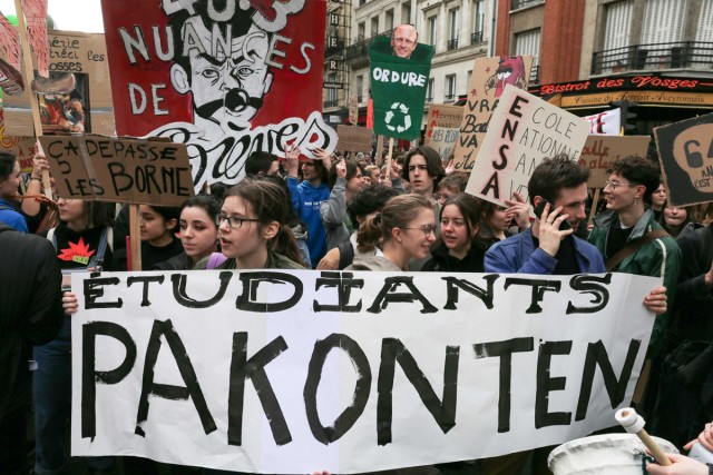 4/18. Des étudiants participent à la manifestation. © Michel Stoupak. Jeu 23.03.2023, 13h44m35.