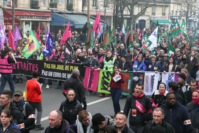 13/18. Des manifestants défilent sous les drapeaux des principaux syndicats. © Michel Stoupak. Jeu 23.03.2023, 15h18m58.