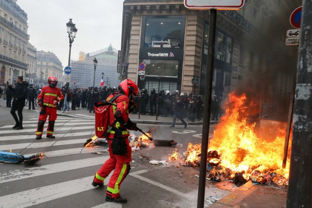 15/18. Des scooters électriques sont incendiés avenue de l'Opéra. © Michel Stoupak. Jeu 23.03.2023, 17h36m46.